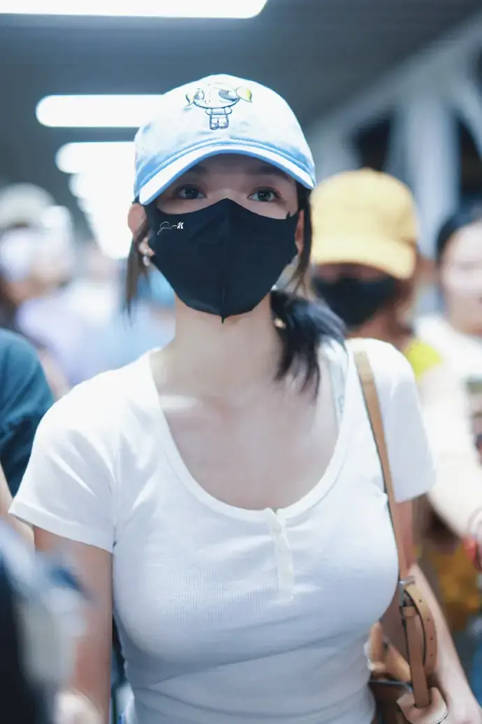 程潇机场私服爆火出圈:99%女生都能复制的九头身显瘦术 程潇机场私服爆火出圈:99%女生都能复制的九头身显瘦术