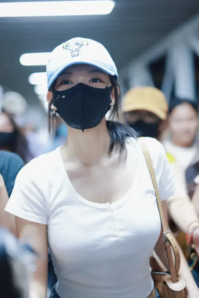 程潇机场私服爆火出圈:99%女生都能复制的九头身显瘦术 程潇机场私服爆火出圈:99%女生都能复制的九头身显瘦术