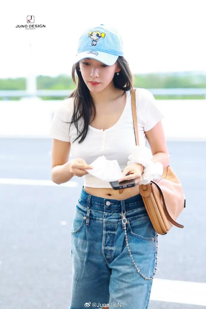 程潇机场私服爆火出圈:99%女生都能复制的九头身显瘦术 程潇机场私服爆火出圈:99%女生都能复制的九头身显瘦术