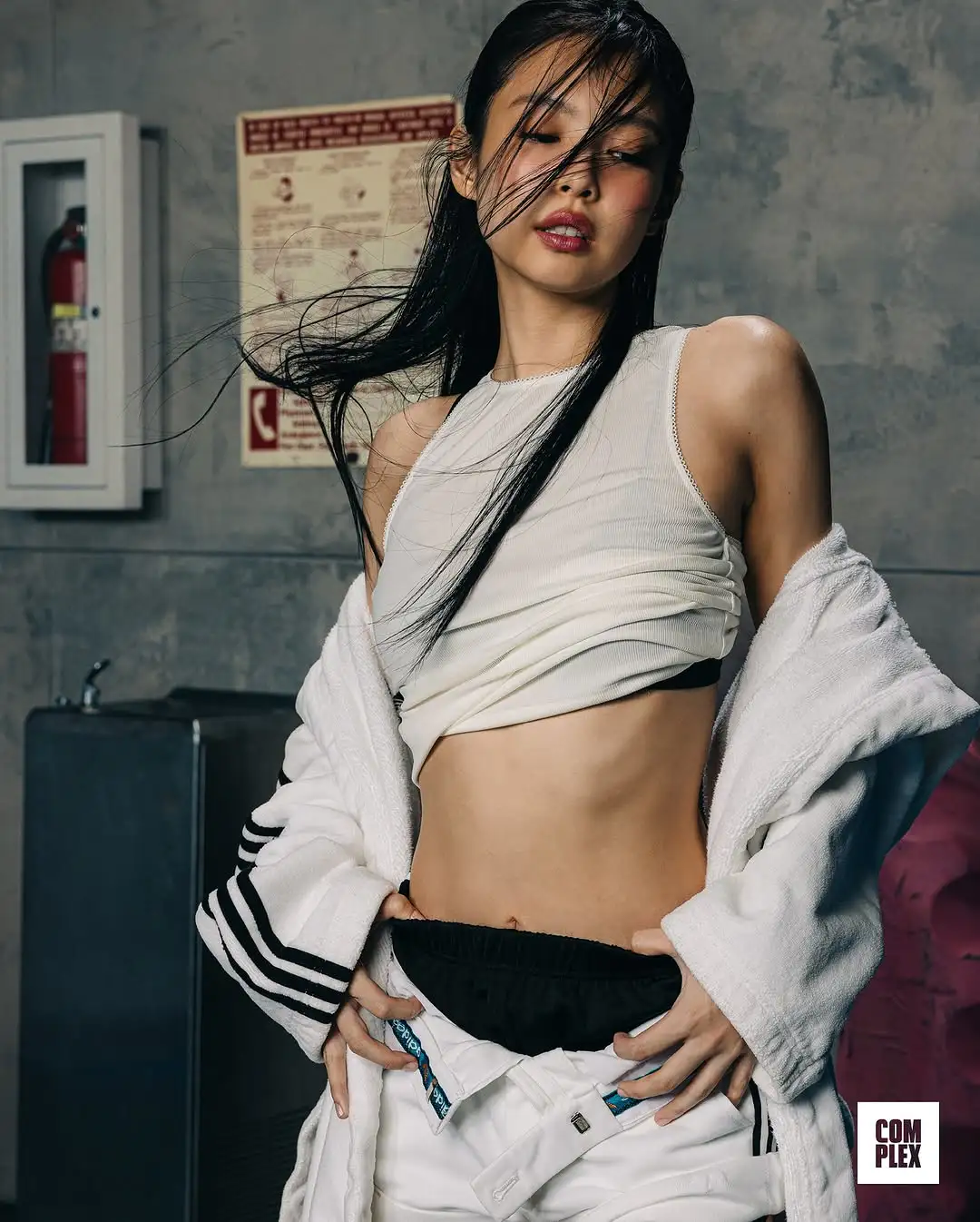Jennie最新杂志炸街造型解析:普通人怎样穿出甜辣混搭美学? Jennie最新杂志炸街造型解析:普通人怎样穿出甜辣混搭美学?