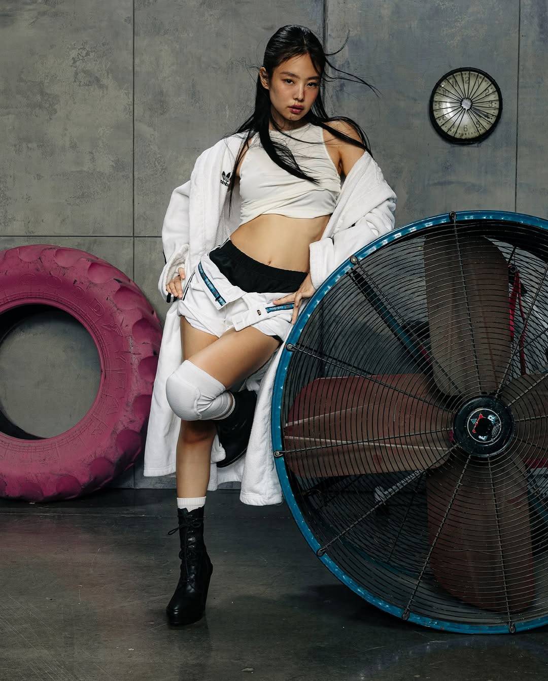 Jennie最新杂志炸街造型解析:普通人怎样穿出甜辣混搭美学? Jennie最新杂志炸街造型解析:普通人怎样穿出甜辣混搭美学?