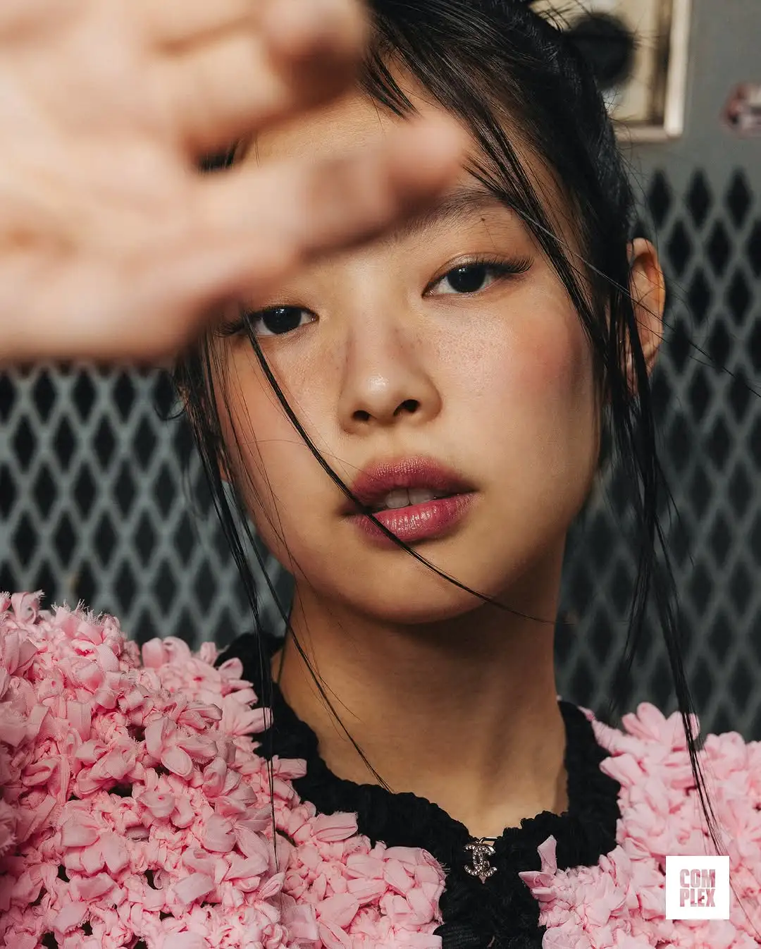 Jennie最新杂志炸街造型解析:普通人怎样穿出甜辣混搭美学? Jennie最新杂志炸街造型解析:普通人怎样穿出甜辣混搭美学?