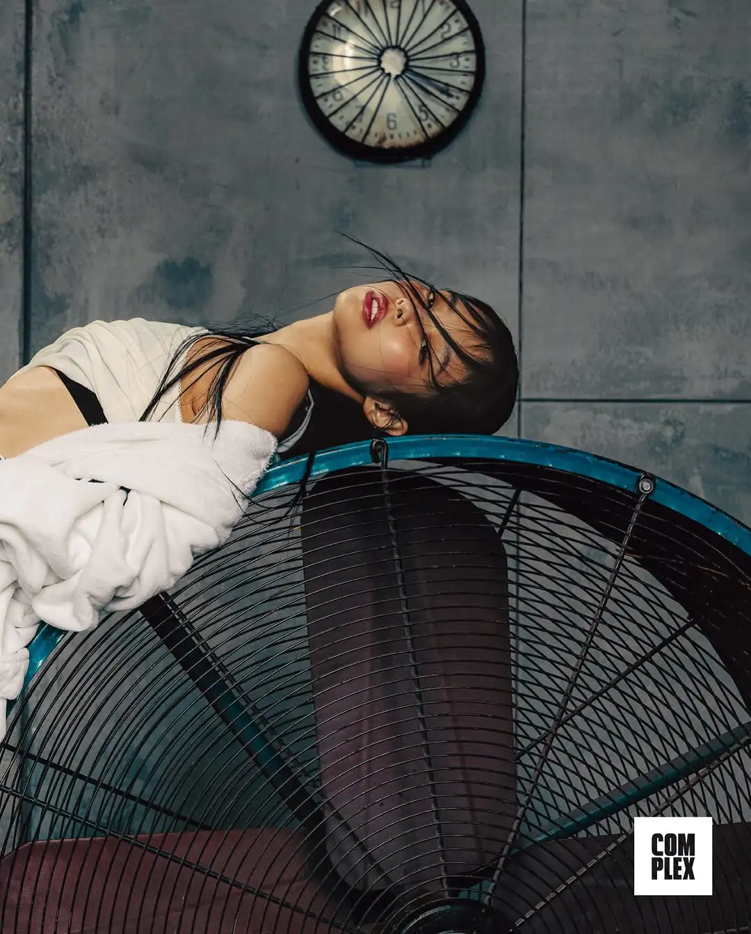 Jennie最新杂志炸街造型解析:普通人怎样穿出甜辣混搭美学? Jennie最新杂志炸街造型解析:普通人怎样穿出甜辣混搭美学?