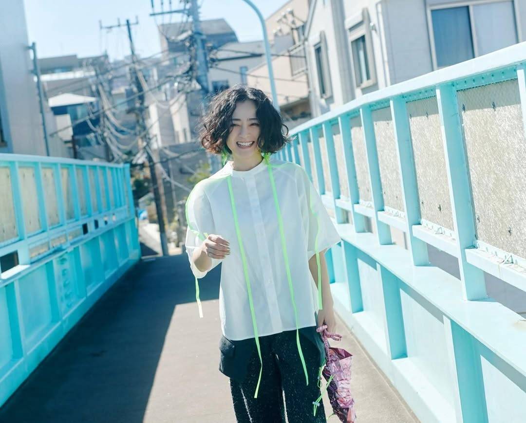 安达祐实新卷发太绝!小个子”叛逆少女风”穿搭公式大公开 安达祐实新卷发太绝!小个子”叛逆少女风”穿搭公式大公开