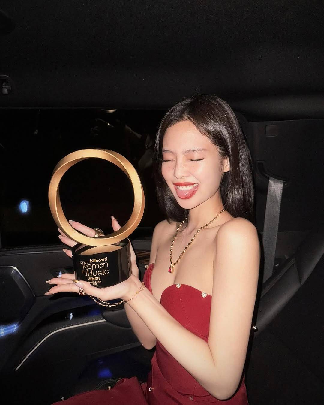 Jennie的红唇雀斑妆为何能火遍全网?拆解顶流女神的穿搭炼金术 Jennie的红唇雀斑妆为何能火遍全网?拆解顶流女神的穿搭炼金术