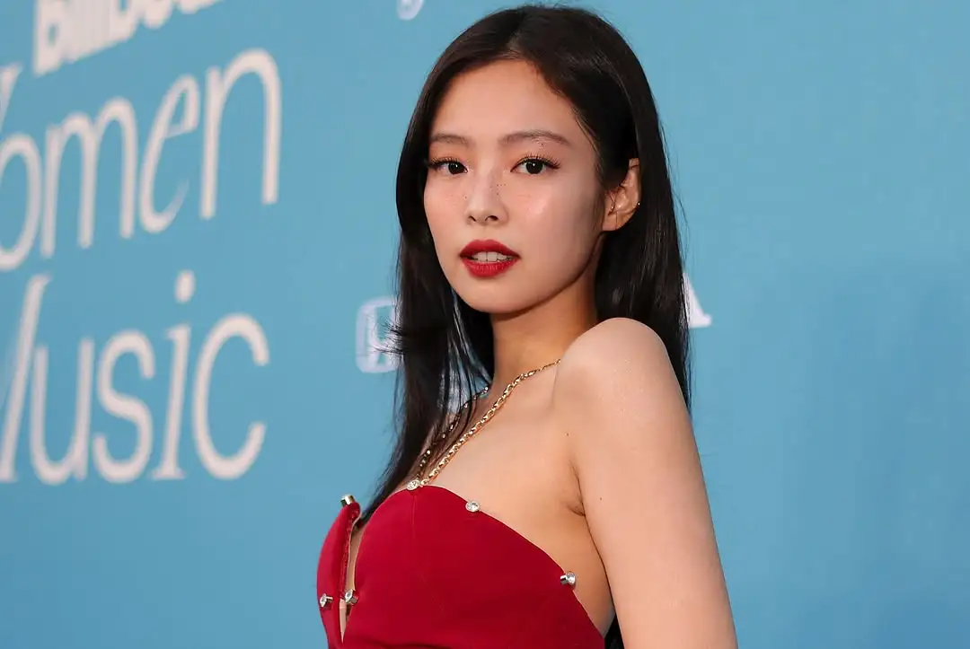 Jennie的红唇雀斑妆为何能火遍全网?拆解顶流女神的穿搭炼金术 Jennie的红唇雀斑妆为何能火遍全网?拆解顶流女神的穿搭炼金术