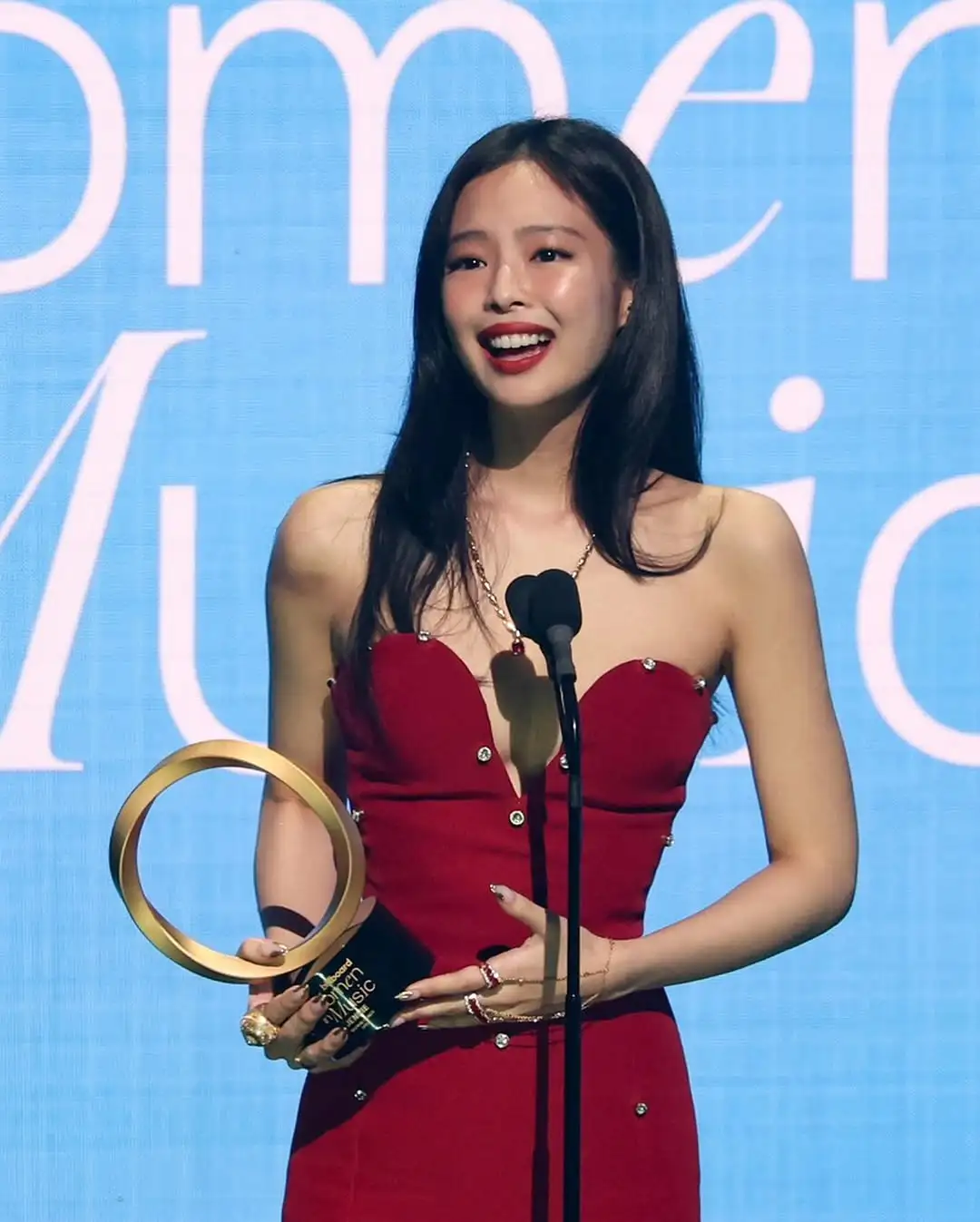Jennie的红唇雀斑妆为何能火遍全网?拆解顶流女神的穿搭炼金术 Jennie的红唇雀斑妆为何能火遍全网?拆解顶流女神的穿搭炼金术