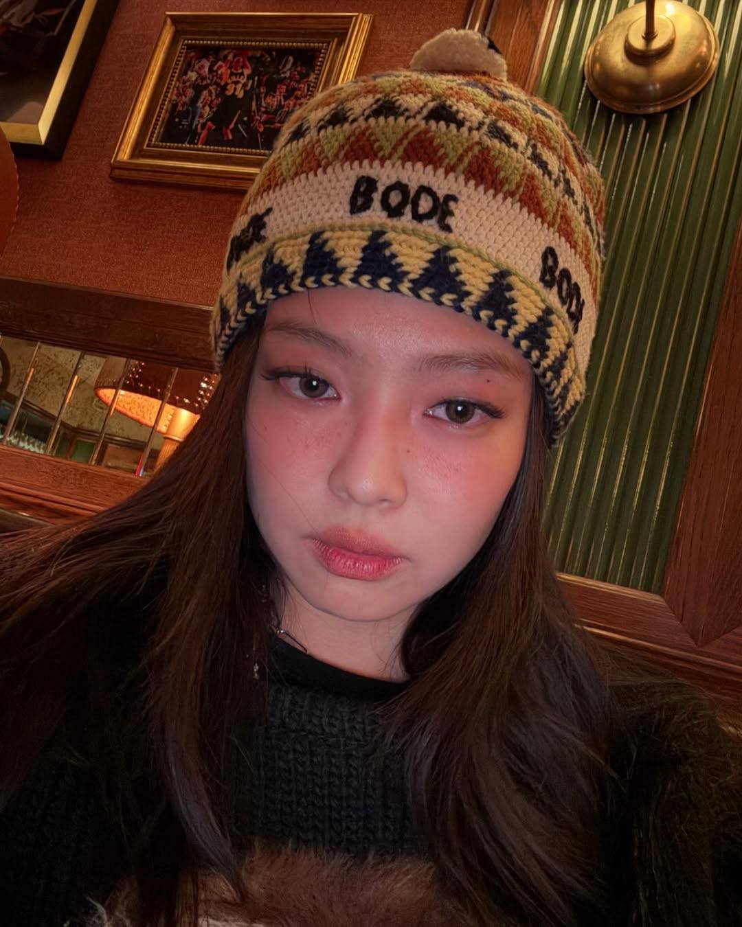 Jennie的红唇雀斑妆为何能火遍全网?拆解顶流女神的穿搭炼金术 Jennie的红唇雀斑妆为何能火遍全网?拆解顶流女神的穿搭炼金术