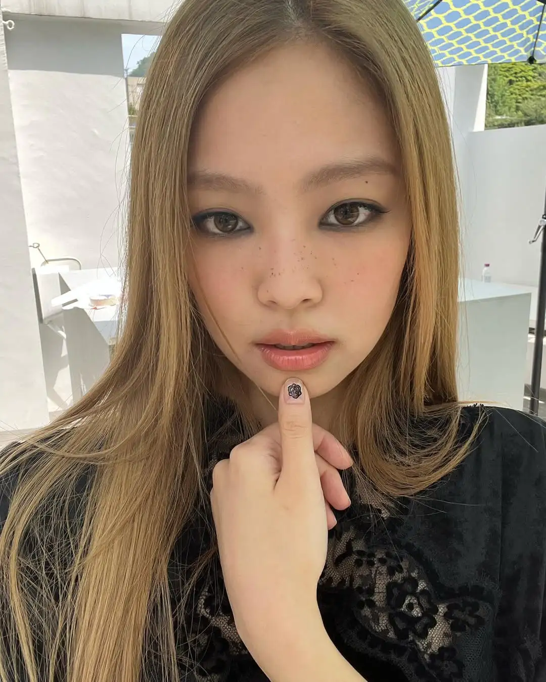 Jennie的红唇雀斑妆为何能火遍全网?拆解顶流女神的穿搭炼金术 Jennie的红唇雀斑妆为何能火遍全网?拆解顶流女神的穿搭炼金术