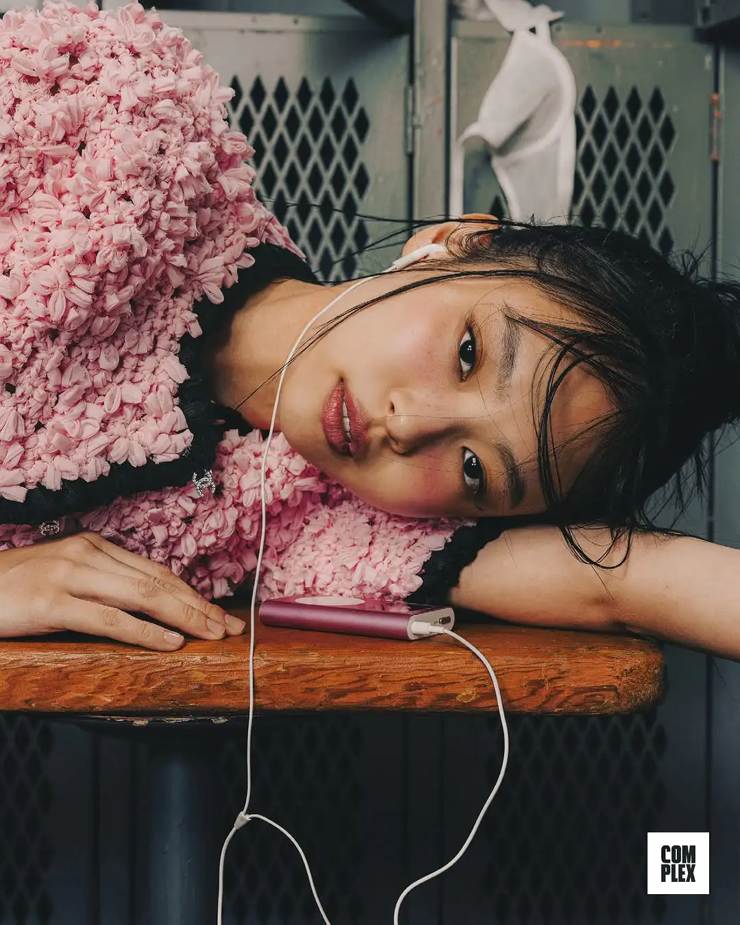 Jennie的红唇雀斑妆为何能火遍全网?拆解顶流女神的穿搭炼金术 Jennie的红唇雀斑妆为何能火遍全网?拆解顶流女神的穿搭炼金术