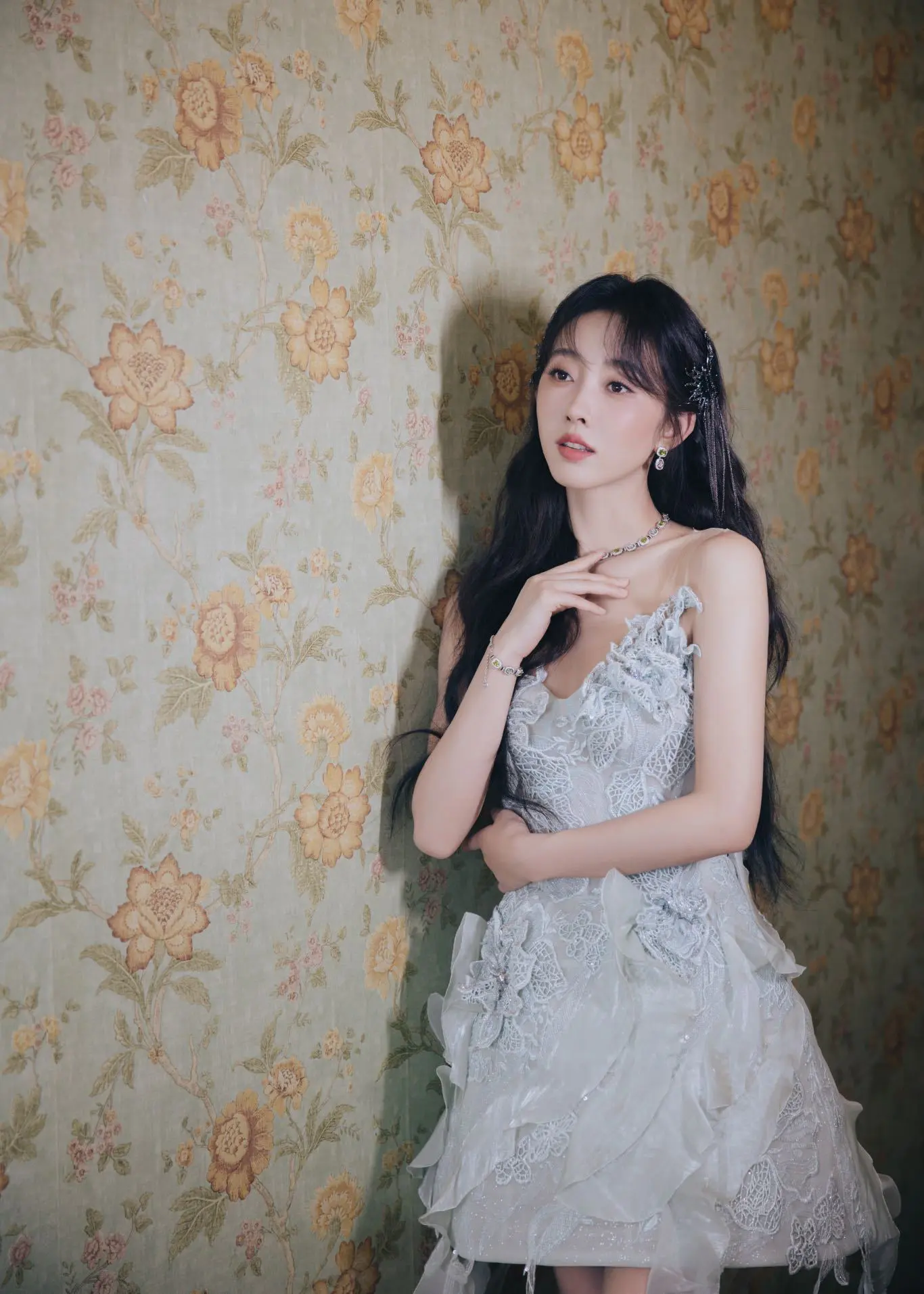 宣璐月光战袍出圈启示:普通女孩如何把蕾丝穿出千万级仙气? 宣璐月光战袍出圈启示:普通女孩如何把蕾丝穿出千万级仙气?