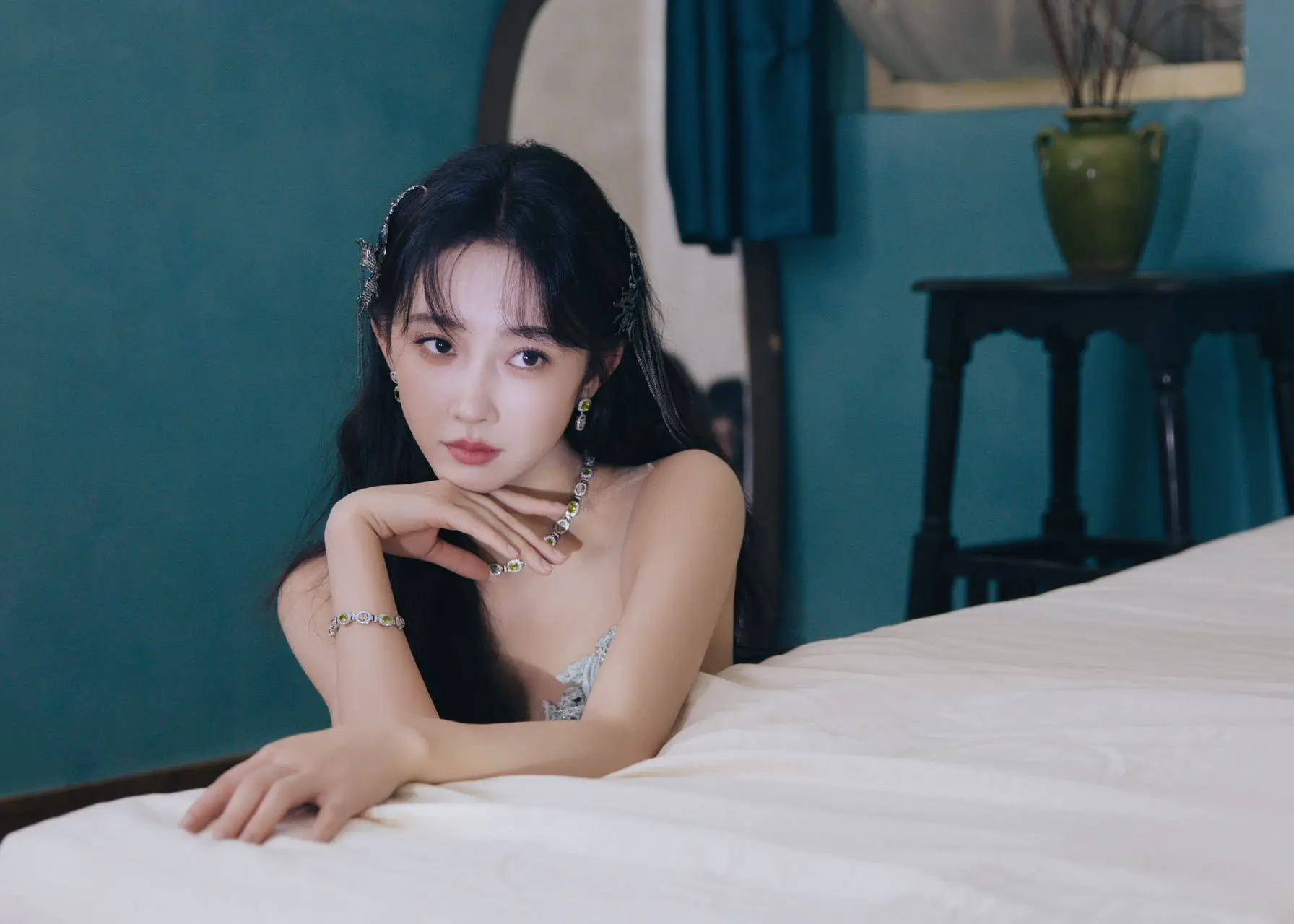宣璐月光战袍出圈启示:普通女孩如何把蕾丝穿出千万级仙气? 宣璐月光战袍出圈启示:普通女孩如何把蕾丝穿出千万级仙气?