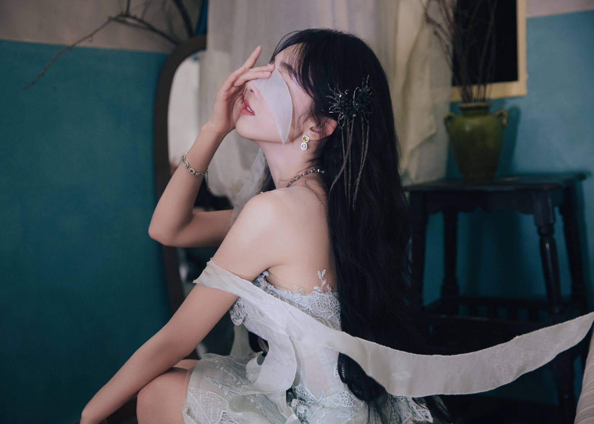 宣璐月光战袍出圈启示:普通女孩如何把蕾丝穿出千万级仙气? 宣璐月光战袍出圈启示:普通女孩如何把蕾丝穿出千万级仙气?