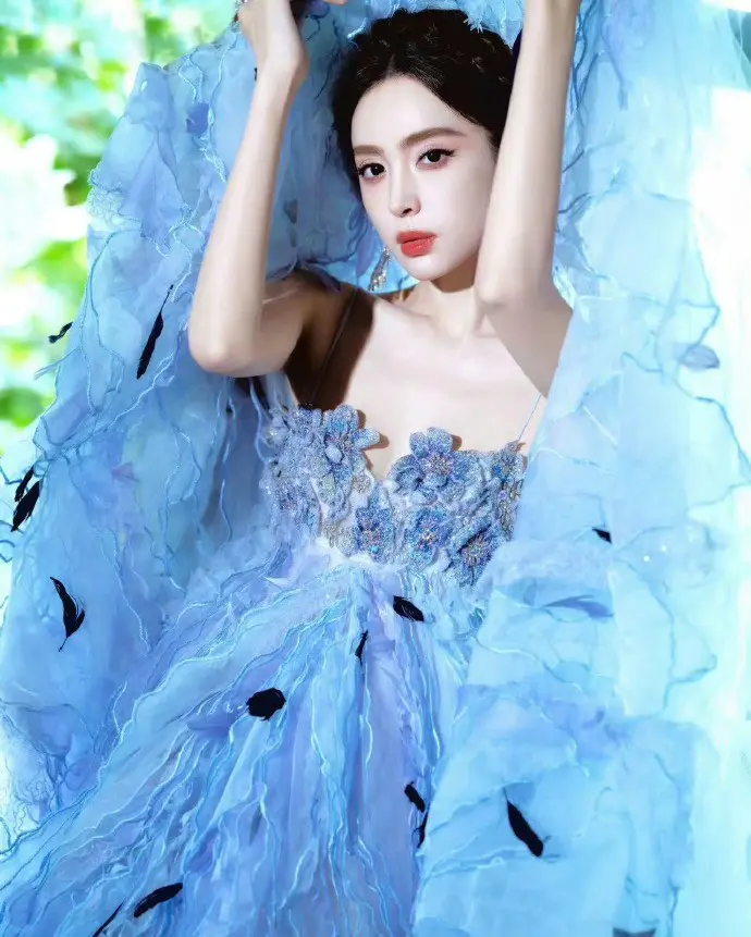 古力娜扎蓝纱魅影 抹胸长裙性感撩人 古力娜扎蓝纱魅影 抹胸长裙性感撩人