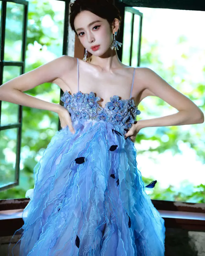 古力娜扎蓝纱魅影 抹胸长裙性感撩人 古力娜扎蓝纱魅影 抹胸长裙性感撩人