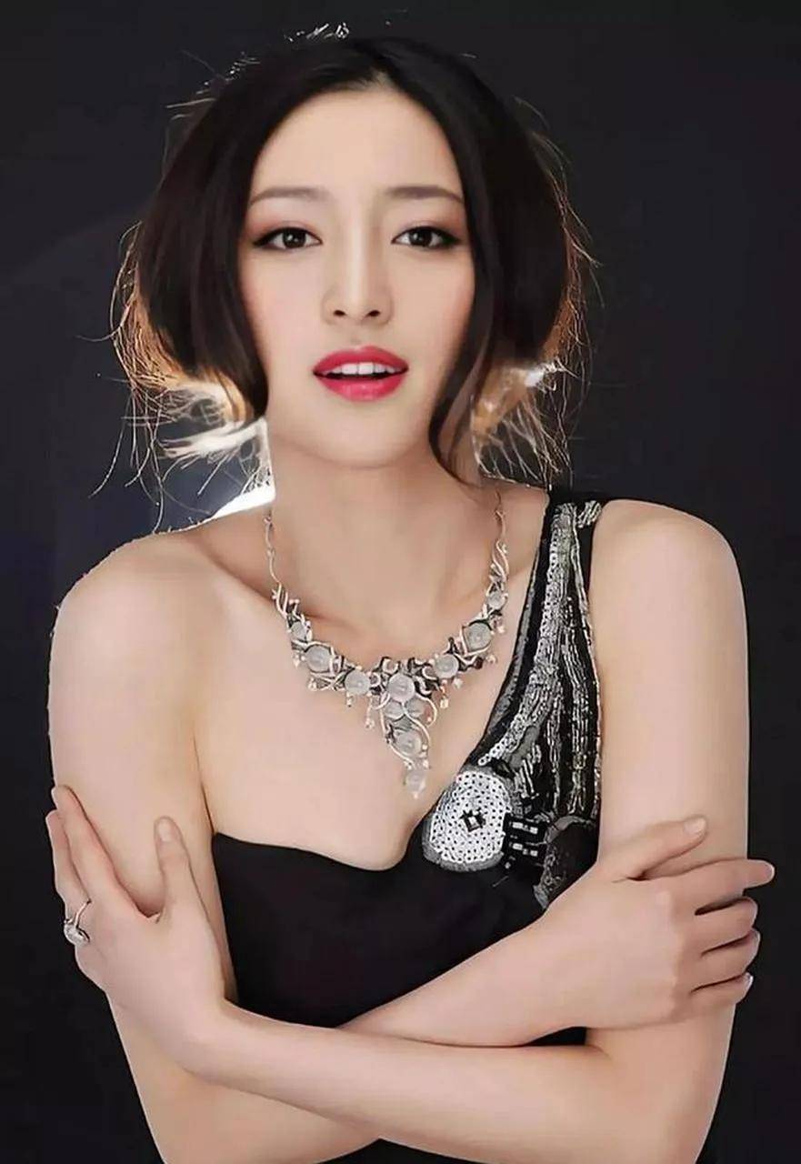 “潘金莲”甘婷婷写真露出事业线!既风情万种又性感火辣 “潘金莲”甘婷婷写真露出事业线!既风情万种又性感火辣