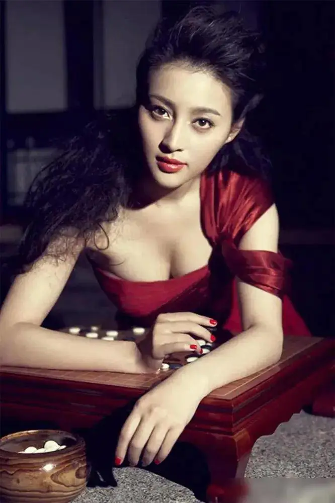 “潘金莲”甘婷婷写真露出事业线!既风情万种又性感火辣 “潘金莲”甘婷婷写真露出事业线!既风情万种又性感火辣