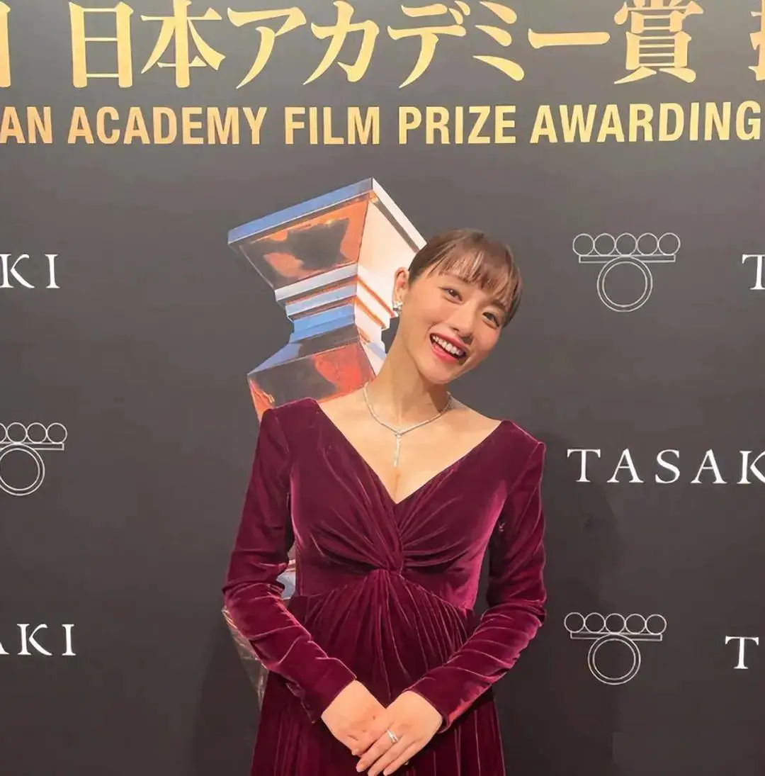 石原里美挺孕肚却露出事业线!原来孕妇也能如此性感美艳 石原里美挺孕肚却露出事业线!原来孕妇也能如此性感美艳