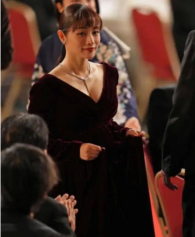 石原里美挺孕肚却露出事业线!原来孕妇也能如此性感美艳 石原里美挺孕肚却露出事业线!原来孕妇也能如此性感美艳