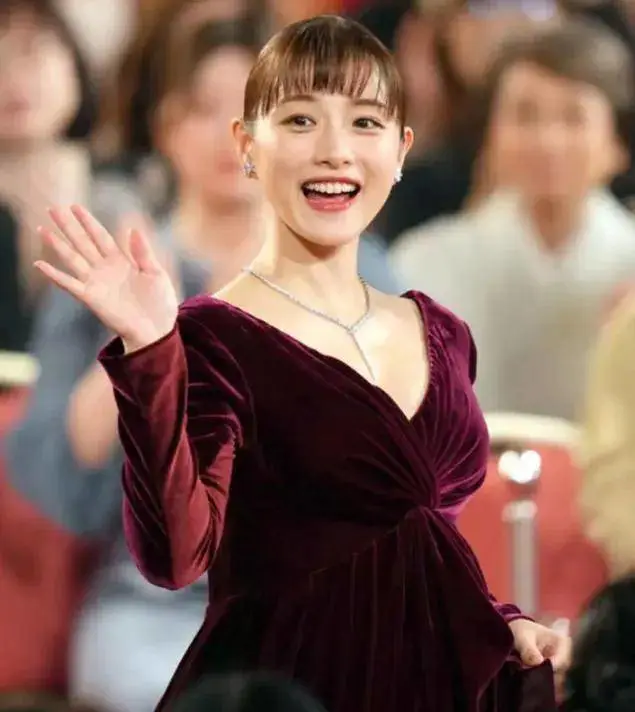 石原里美挺孕肚却露出事业线!原来孕妇也能如此性感美艳 石原里美挺孕肚却露出事业线!原来孕妇也能如此性感美艳