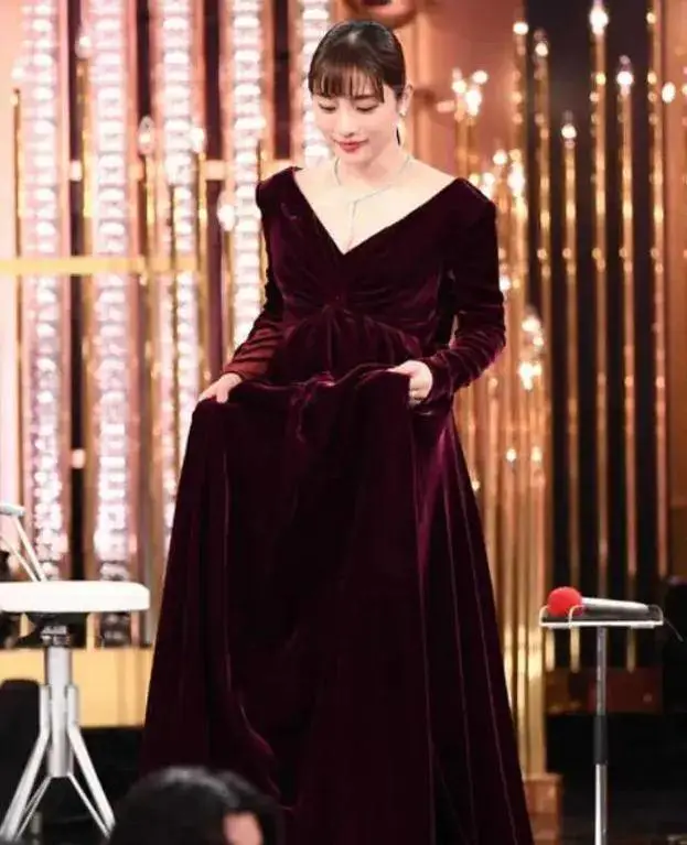 石原里美挺孕肚却露出事业线!原来孕妇也能如此性感美艳 石原里美挺孕肚却露出事业线!原来孕妇也能如此性感美艳