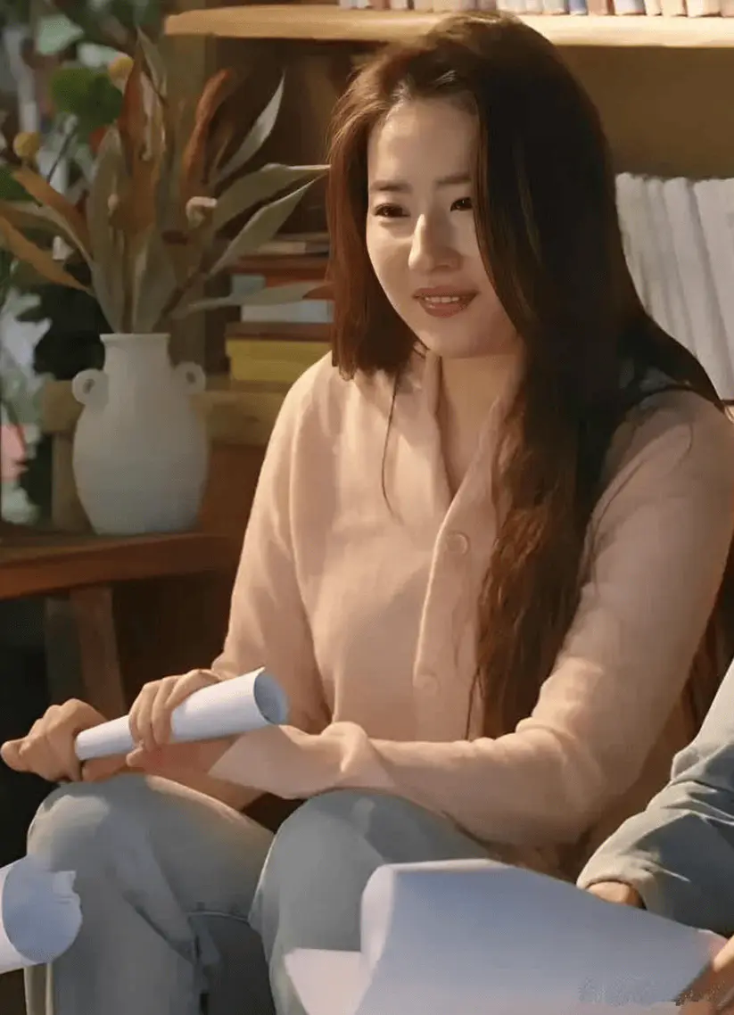 刘亦菲生图状态绝了!皮衣墨镜腰臀比封神,网友:这才是真人间富贵花! 刘亦菲生图状态绝了!皮衣墨镜腰臀比封神,网友:这才是真人间富贵花!