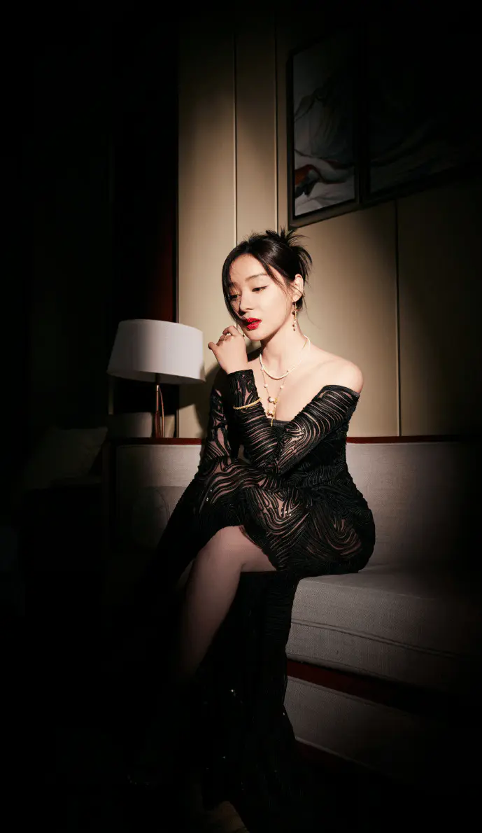 38岁袁姗姗示范:女人的性感不止靠暴露,而是靠“气场+分寸感” 38岁袁姗姗示范:女人的性感不止靠暴露,而是靠“气场+分寸感”