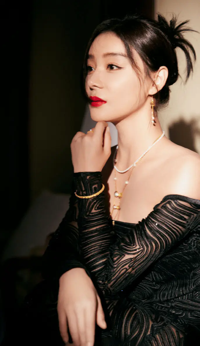 38岁袁姗姗示范:女人的性感不止靠暴露,而是靠“气场+分寸感” 38岁袁姗姗示范:女人的性感不止靠暴露,而是靠“气场+分寸感”