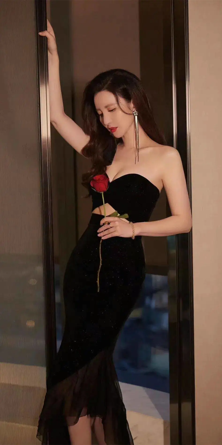 38岁袁姗姗示范:女人的性感不止靠暴露,而是靠“气场+分寸感” 38岁袁姗姗示范:女人的性感不止靠暴露,而是靠“气场+分寸感”