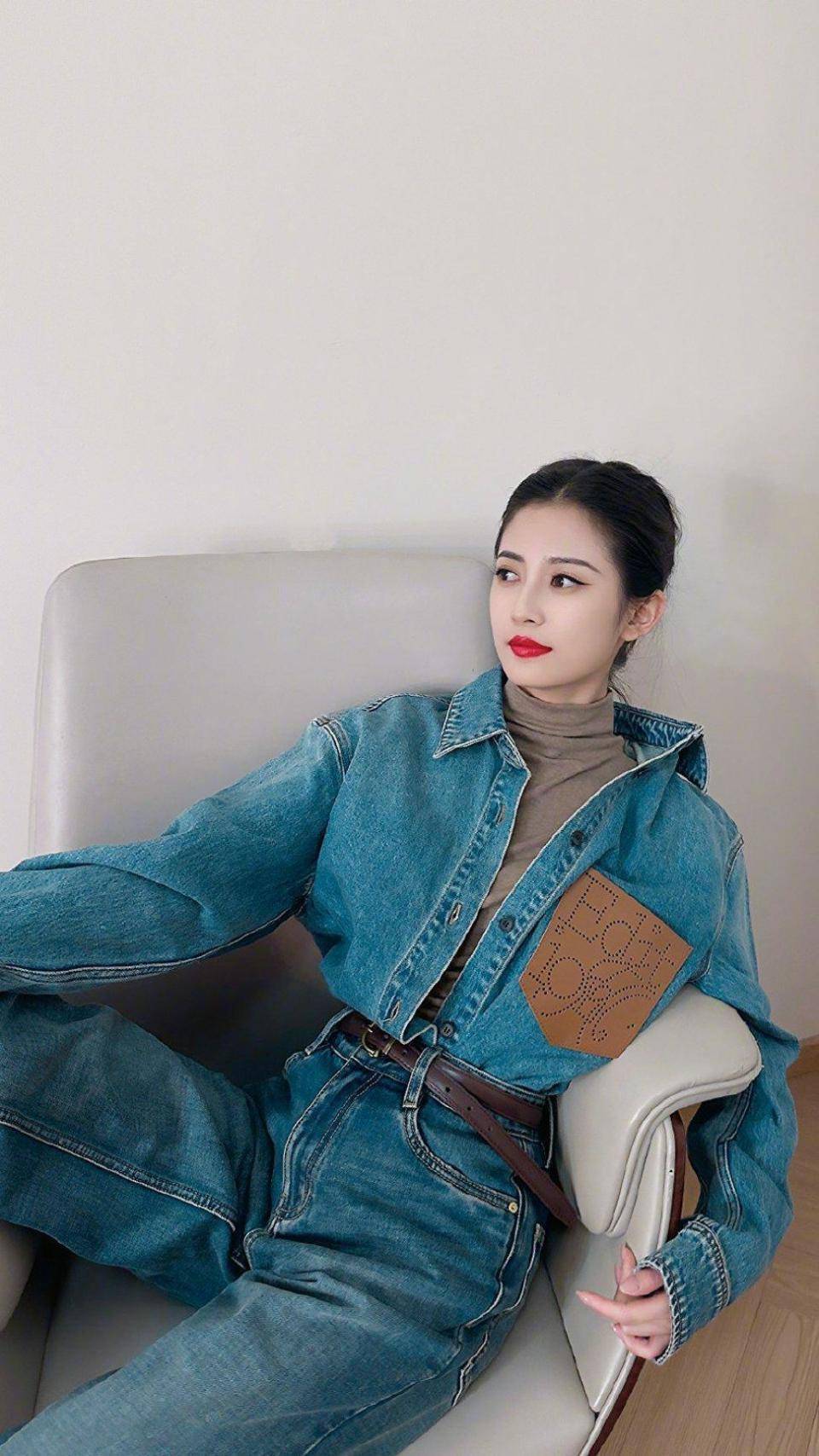 陈钰琪长腿吸睛!牛仔套装酷帅出圈,利落剪裁诠释休闲酷感风 陈钰琪长腿吸睛!牛仔套装酷帅出圈,利落剪裁诠释休闲酷感风