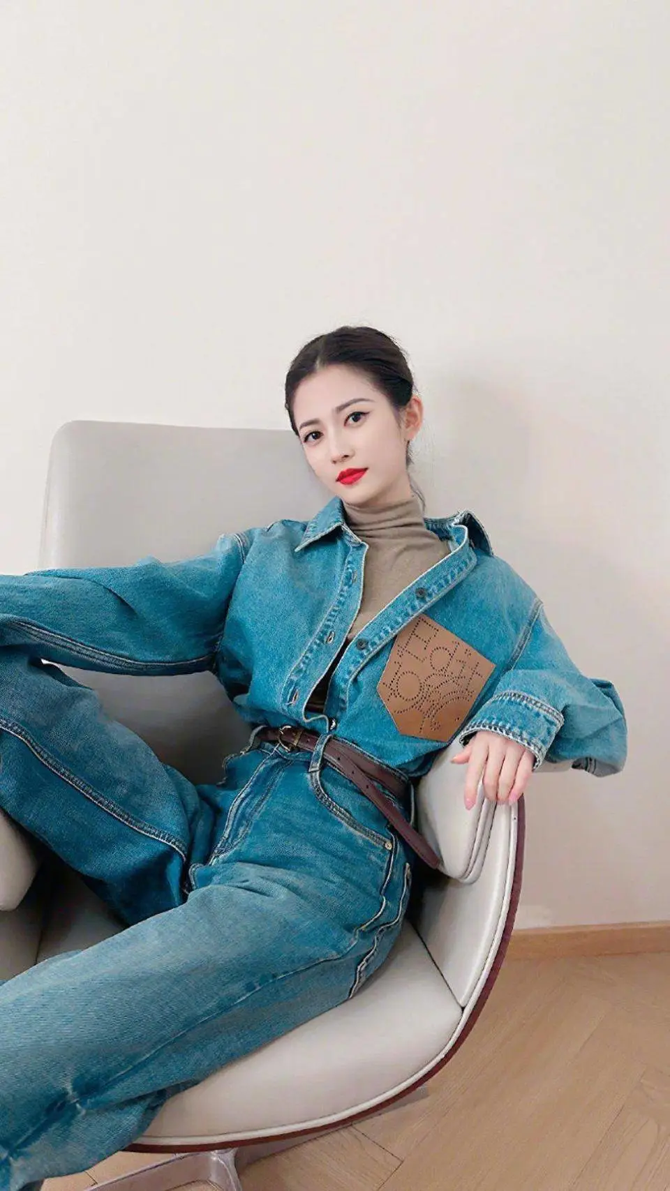 陈钰琪长腿吸睛!牛仔套装酷帅出圈,利落剪裁诠释休闲酷感风 陈钰琪长腿吸睛!牛仔套装酷帅出圈,利落剪裁诠释休闲酷感风