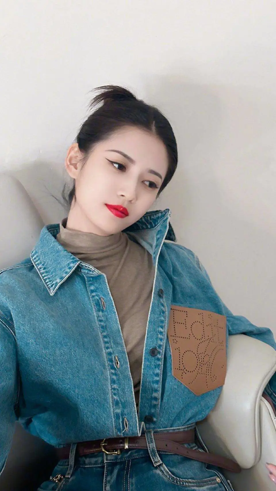 陈钰琪长腿吸睛!牛仔套装酷帅出圈,利落剪裁诠释休闲酷感风 陈钰琪长腿吸睛!牛仔套装酷帅出圈,利落剪裁诠释休闲酷感风
