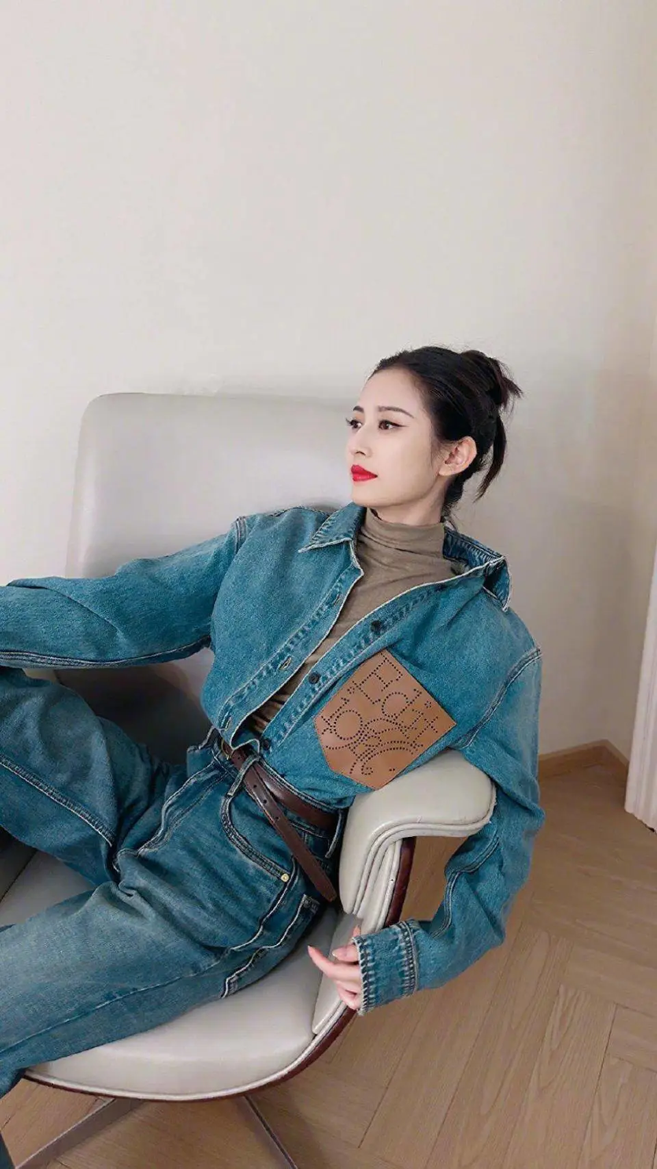 陈钰琪长腿吸睛!牛仔套装酷帅出圈,利落剪裁诠释休闲酷感风 陈钰琪长腿吸睛!牛仔套装酷帅出圈,利落剪裁诠释休闲酷感风