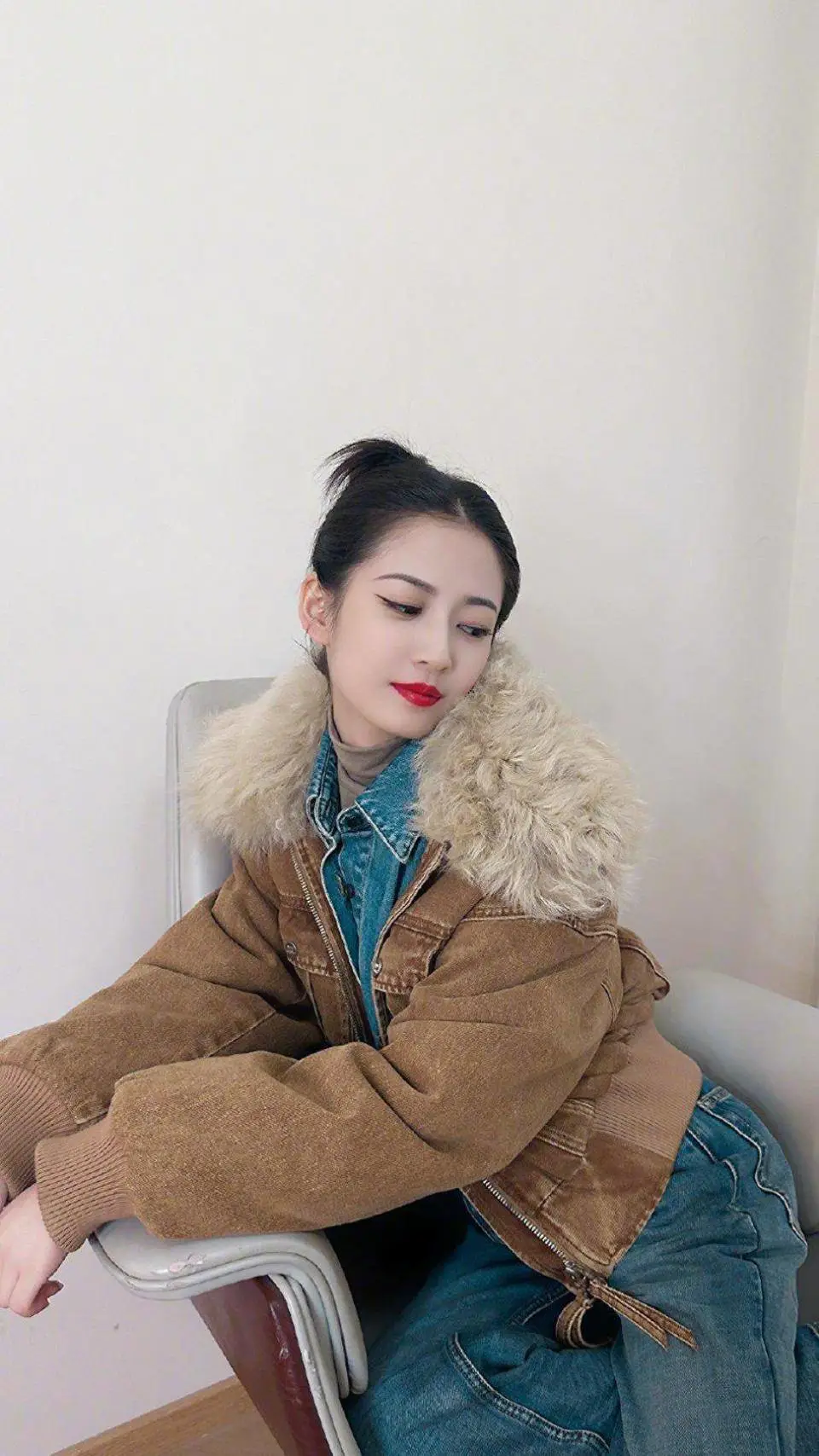 陈钰琪长腿吸睛!牛仔套装酷帅出圈,利落剪裁诠释休闲酷感风 陈钰琪长腿吸睛!牛仔套装酷帅出圈,利落剪裁诠释休闲酷感风