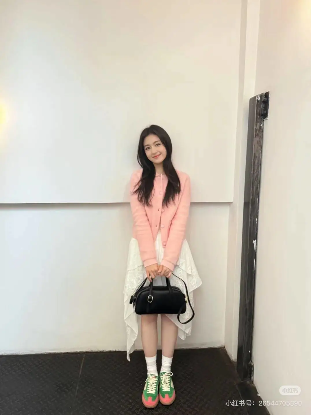 一张初恋脸的李兰迪着装风格更是会拿捏浅淡色系,整个人都甜美可人! 一张初恋脸的李兰迪着装风格更是会拿捏浅淡色系,整个人都甜美可人!