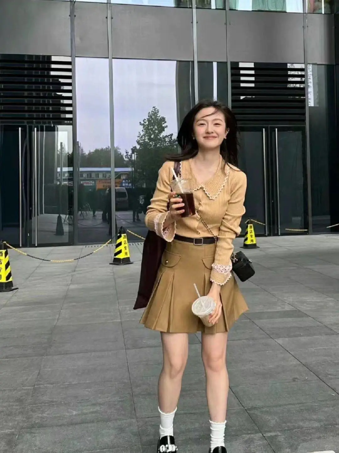 一张初恋脸的李兰迪着装风格更是会拿捏浅淡色系,整个人都甜美可人! 一张初恋脸的李兰迪着装风格更是会拿捏浅淡色系,整个人都甜美可人!