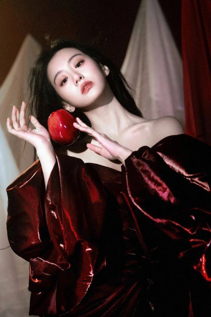 包上恩:红色抹胸裙纯欲天花板,肤白貌美大长腿,这身材我直接看呆! 包上恩:红色抹胸裙纯欲天花板,肤白貌美大长腿,这身材我直接看呆!