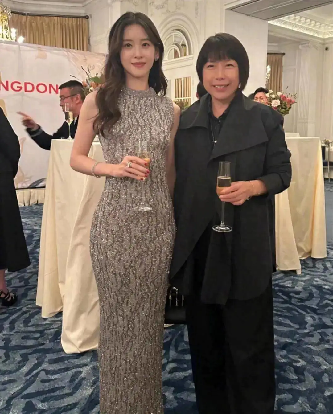 章泽天跟刘强东现身高端聚会,即使没化妆气质也不寡淡,一副老板娘的架势! 章泽天跟刘强东现身高端聚会,即使没化妆气质也不寡淡,一副老板娘的架势!