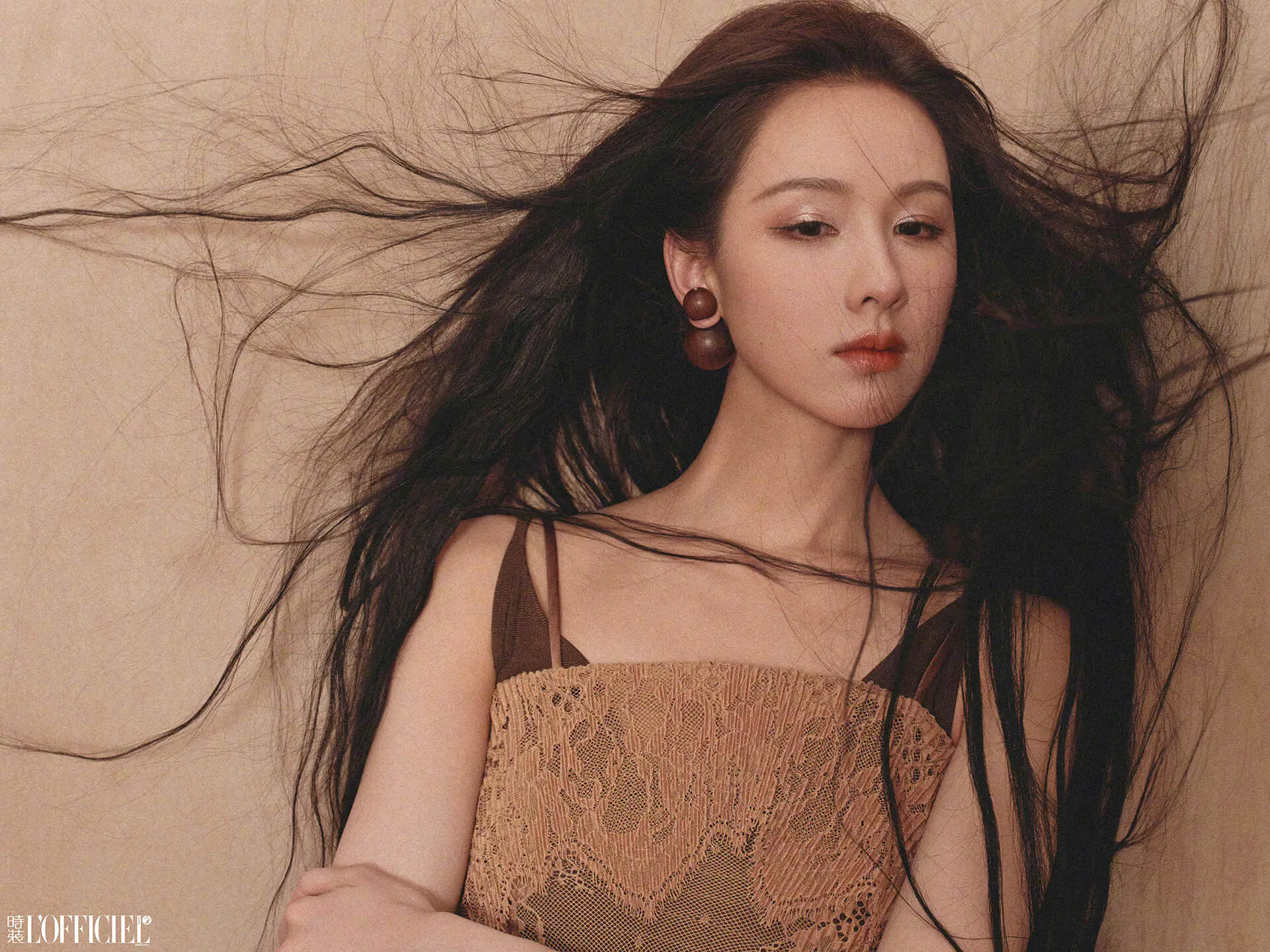 陈都灵2025年《时装LOFFICIEL》五月刊封面大片出炉 陈都灵2025年《时装LOFFICIEL》五月刊封面大片出炉