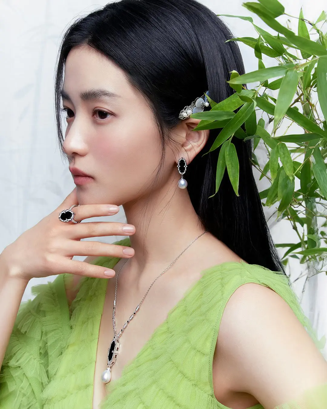 金泰梨的风格越来越百变,最新珠宝代言广告中展现了优雅古典的时尚气质 金泰梨的风格越来越百变,最新珠宝代言广告中展现了优雅古典的时尚气质