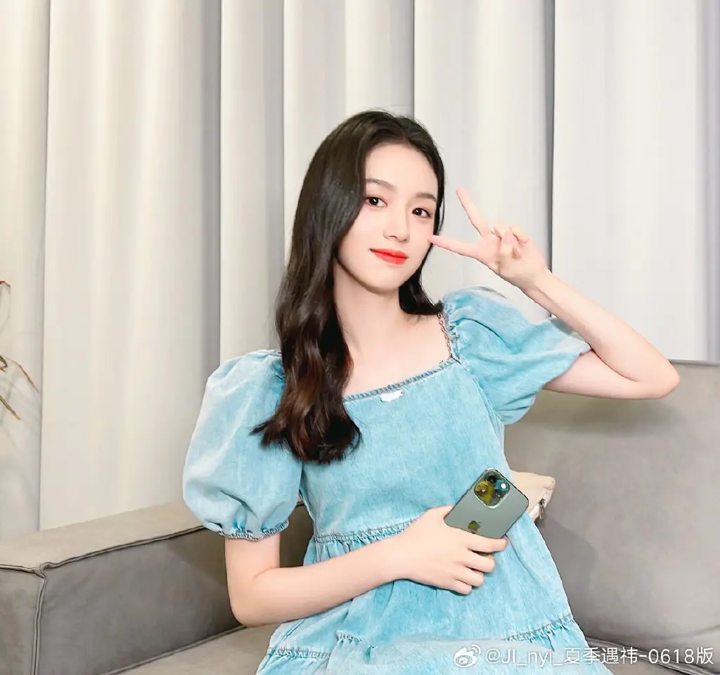 周也清秀的面容加上清新的穿搭,真是太完美 周也清秀的面容加上清新的穿搭,真是太完美