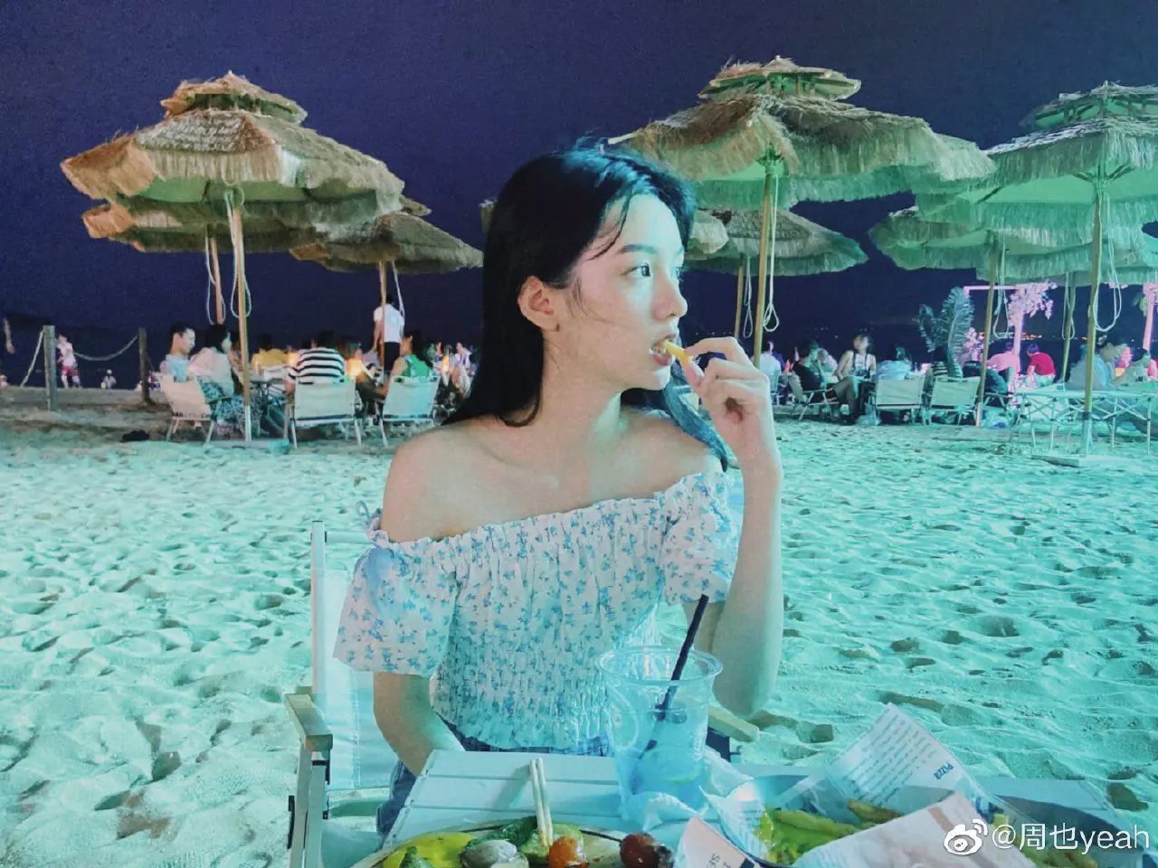 周也清秀的面容加上清新的穿搭,真是太完美 周也清秀的面容加上清新的穿搭,真是太完美