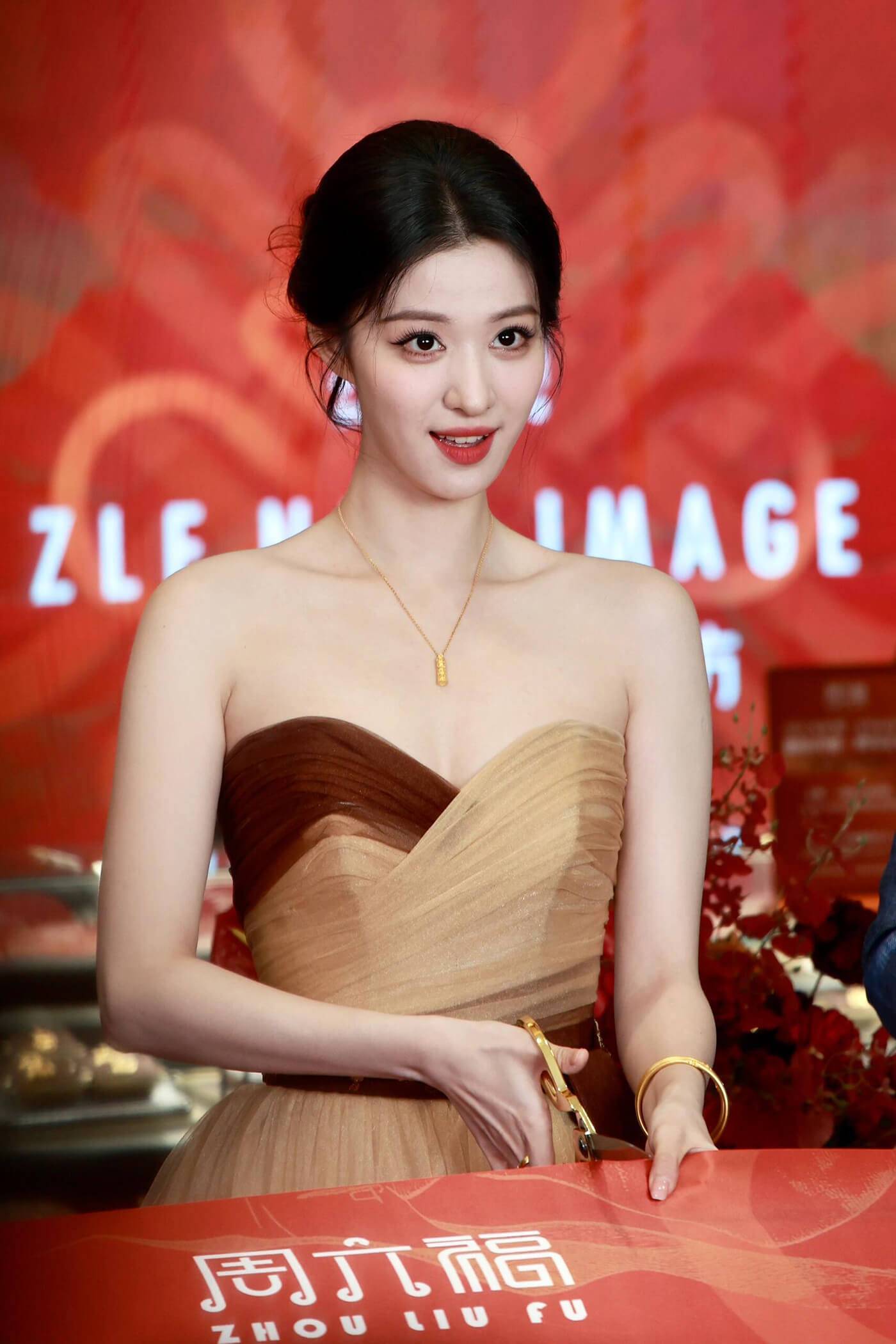 王楚然周六福代言 线下生图扑面而来的美貌 王楚然周六福代言 线下生图扑面而来的美貌