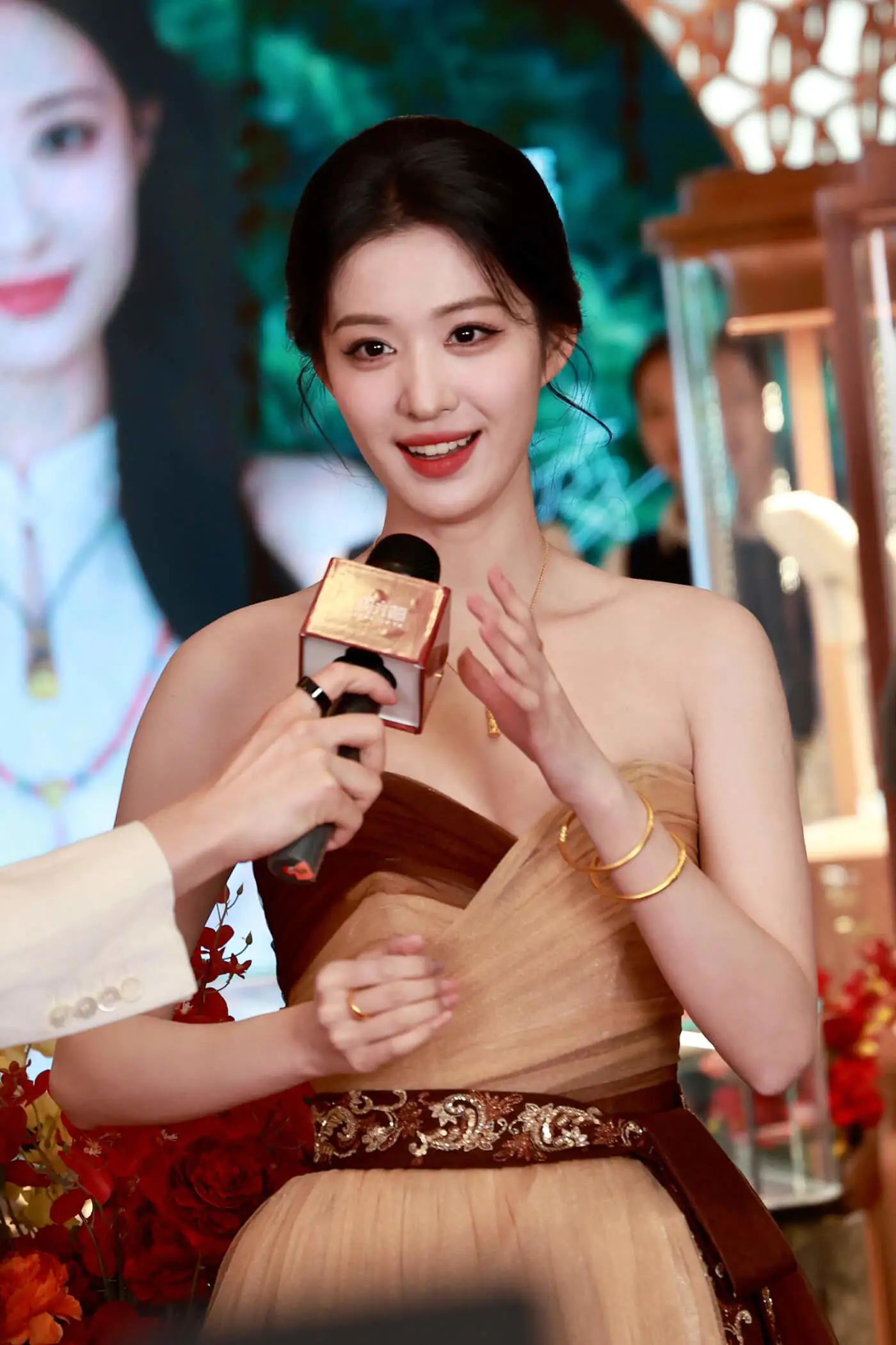 王楚然周六福代言 线下生图扑面而来的美貌 王楚然周六福代言 线下生图扑面而来的美貌