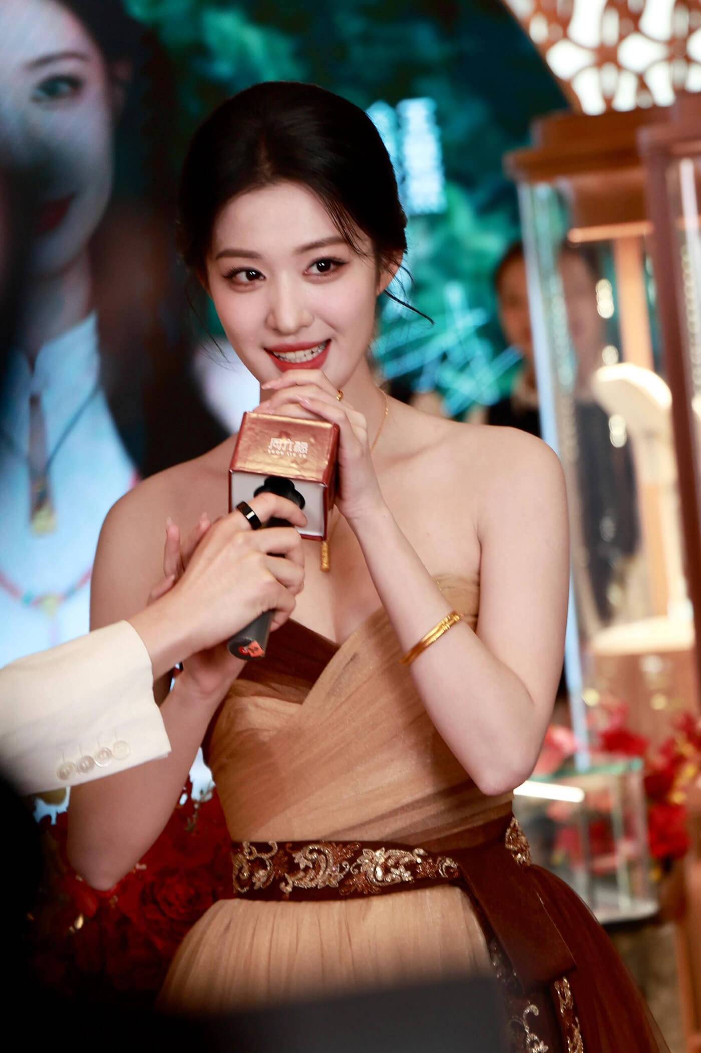 王楚然周六福代言 线下生图扑面而来的美貌 王楚然周六福代言 线下生图扑面而来的美貌