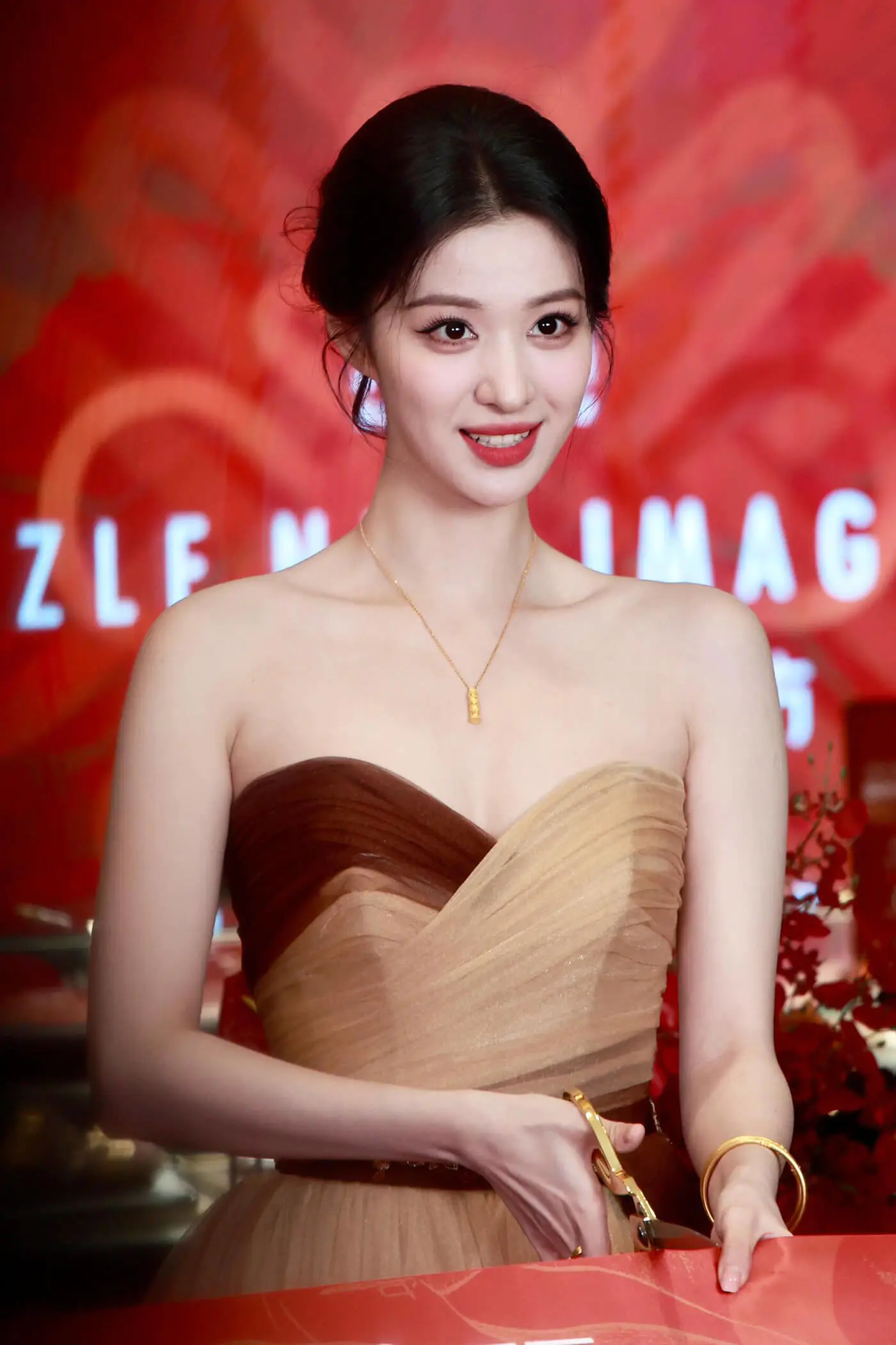 王楚然周六福代言 线下生图扑面而来的美貌 王楚然周六福代言 线下生图扑面而来的美貌