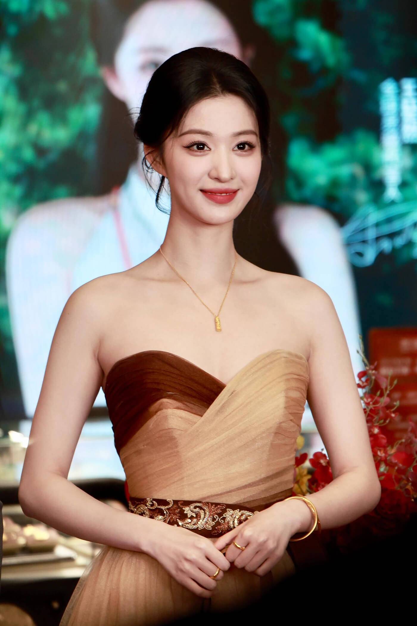 王楚然周六福代言 线下生图扑面而来的美貌 王楚然周六福代言 线下生图扑面而来的美貌