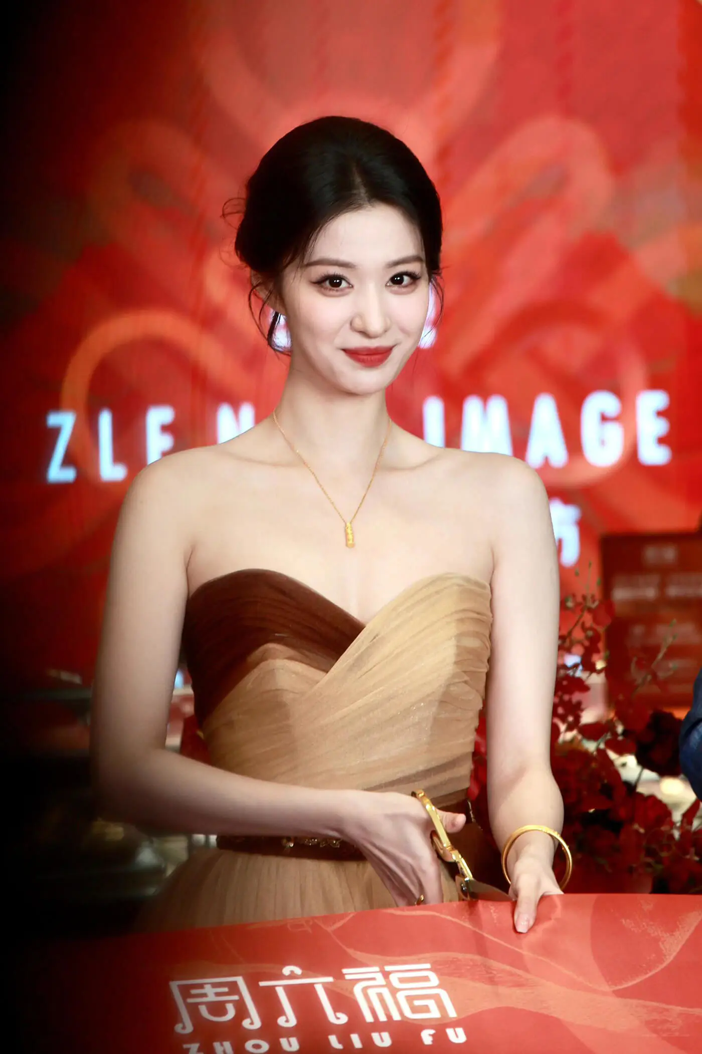 王楚然周六福代言 线下生图扑面而来的美貌 王楚然周六福代言 线下生图扑面而来的美貌