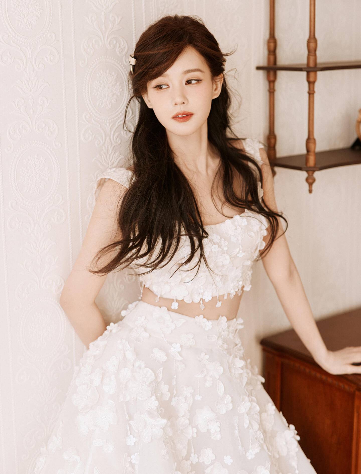 李一桐清甜小白花造型尽显清纯美 犹如温柔阳光穿透薄雾 李一桐清甜小白花造型尽显清纯美 犹如温柔阳光穿透薄雾
