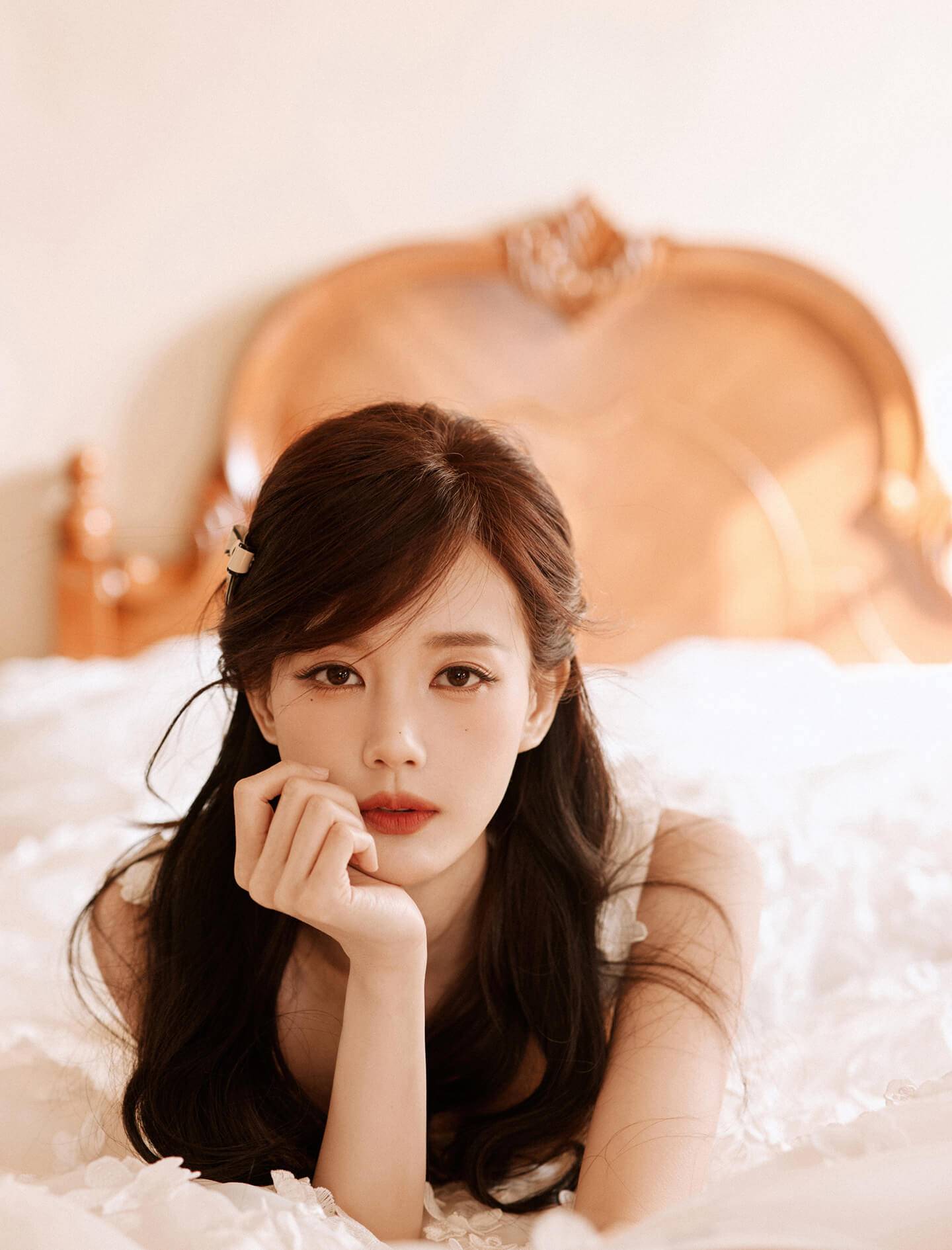李一桐清甜小白花造型尽显清纯美 犹如温柔阳光穿透薄雾 李一桐清甜小白花造型尽显清纯美 犹如温柔阳光穿透薄雾